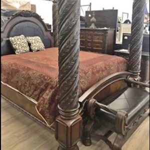 Canopy bed